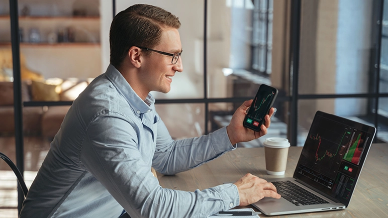 Trader a usar AI App num portátil e telemóvel